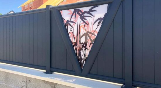 CLOTURE-PLEINE-LAME80-VERTICAL-7016-VITRAGE-BAMBOU-jerrel